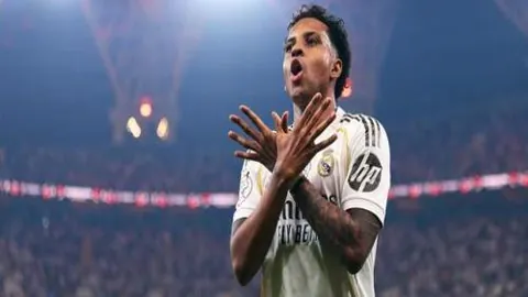 詹姆斯父子再战NBA赛场不敌骑士队