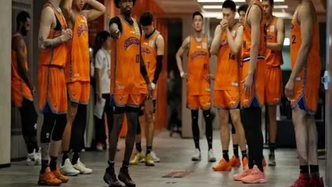赵维伦半场闪耀：3助攻0得分，传球大师抢板亮点频现